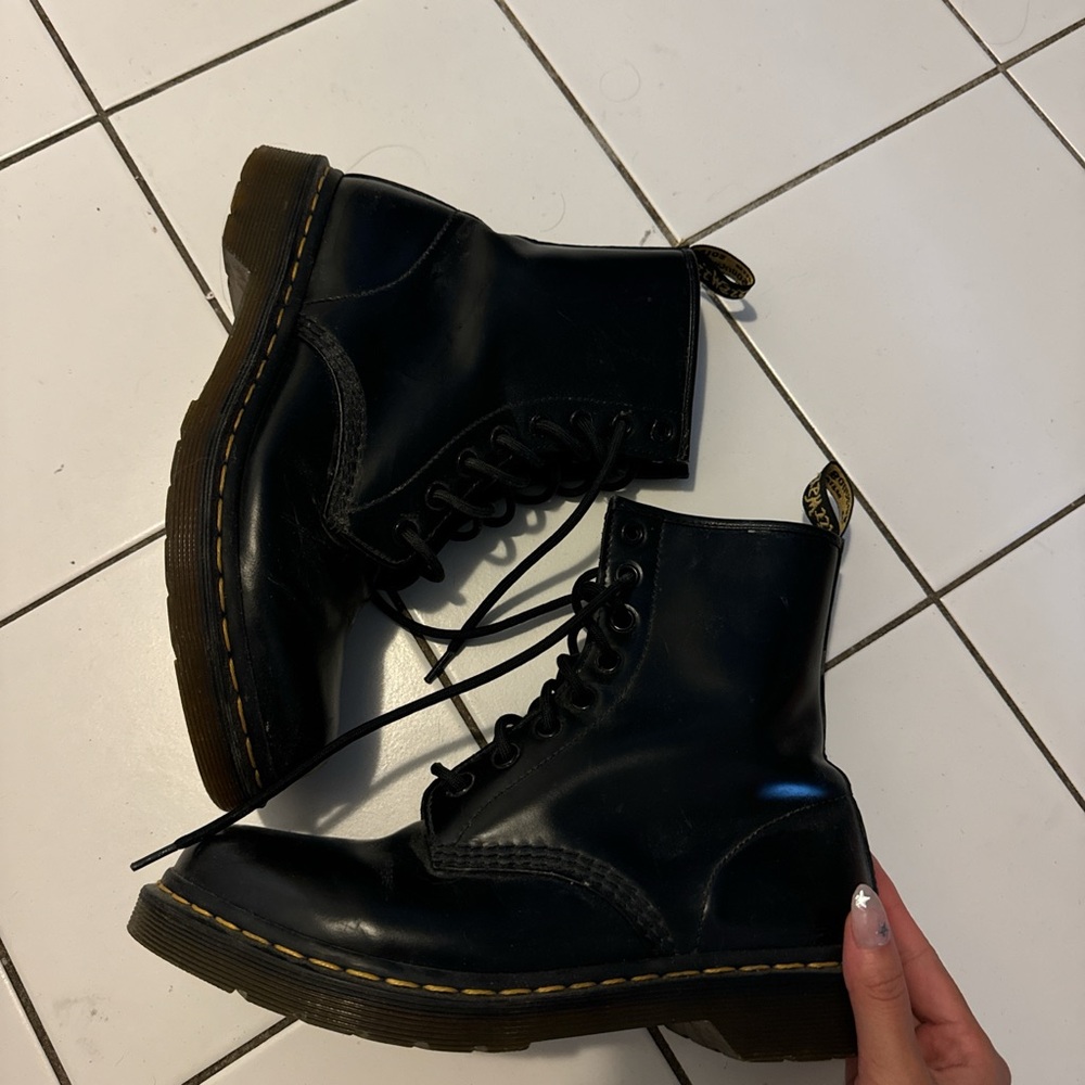 DOCMARTENS genuine leather boots size 8!! Worn once !!!